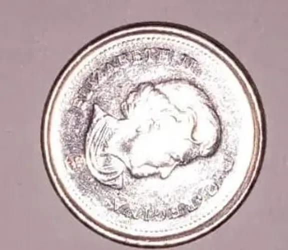 uma moeda de 10 centavos do Canadá datada de 2003