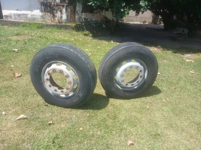 Vendo rodas do ônibus completa