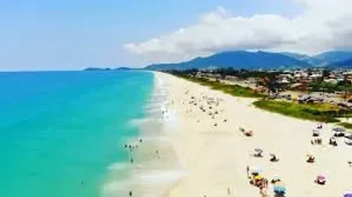 Terreno plano a 150 metros da praia e 300 metros da lagoa de Jaconé.