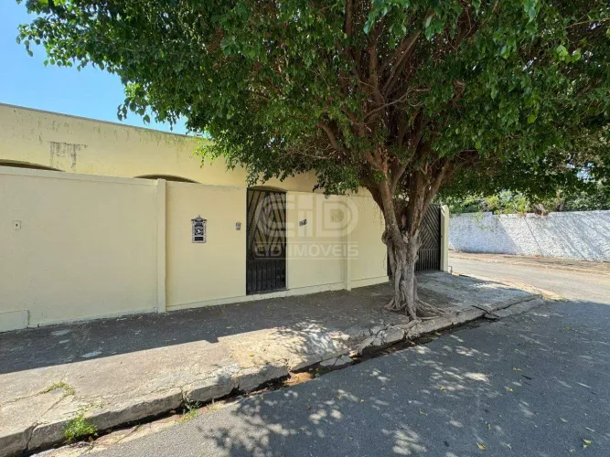 Casa com 5 Quartos e Piscina no Jardim das Américas