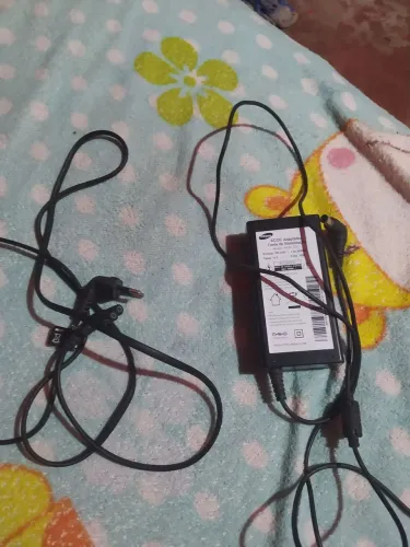 Vendo ou troco um adaptador fonte de alimentação 