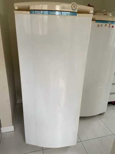 geladeira Consul CRA34DBBNA, com 303 litros (272 L refrigerador + 31 L freezer), 220V