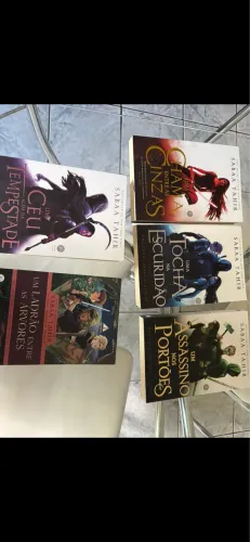 Livro usado da saga uma chama entre cinzas da autora sabaa tahir