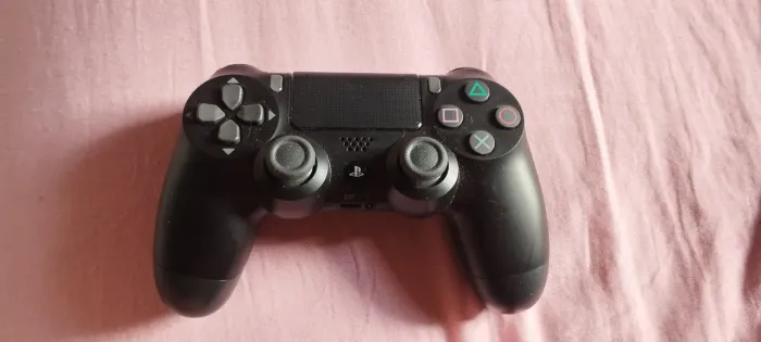 Controle de Playstation usado pouquíssimas vezes