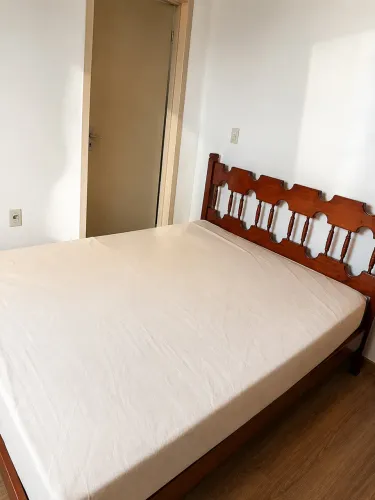 Móveis de madeira legítima 