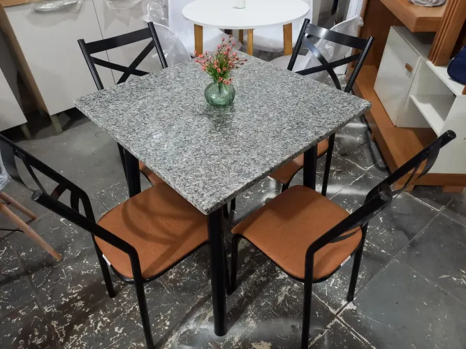 Conjunto de quatro cadeiras 