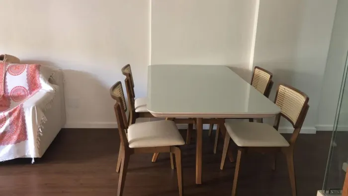 Mesa com tampo de vidro 1,60m X 0,90m