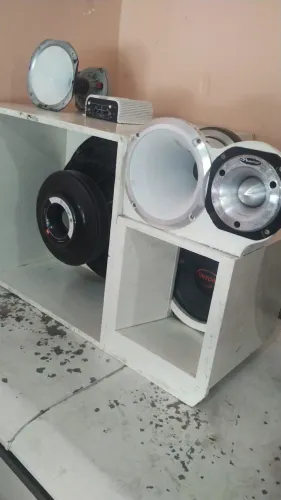 Som automotivo nunca usado.falta uma força para terminar