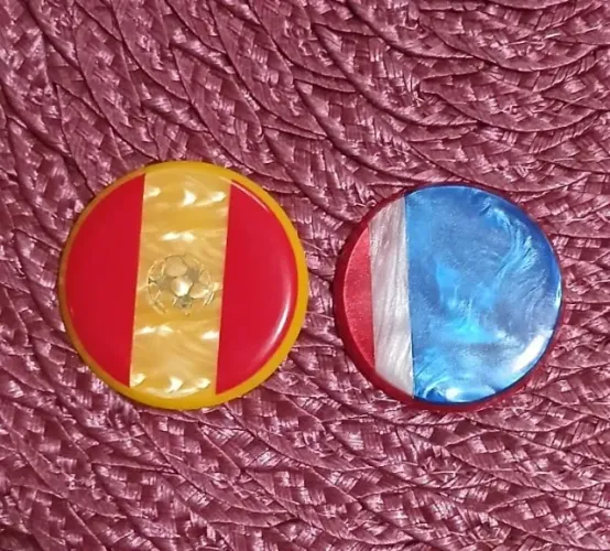 Vendo 02 botões para Futebol de Mesa. Tamanho: 4,1 e 3,9cm