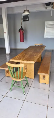 Mesa de madeira com bancos