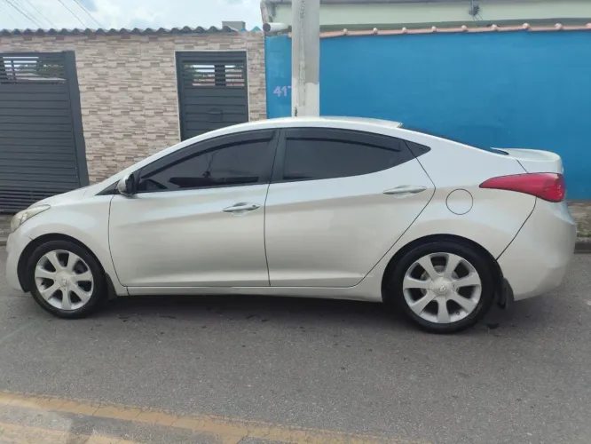 Hyundai Elantra GLS 1.8 16V Mec. 2012