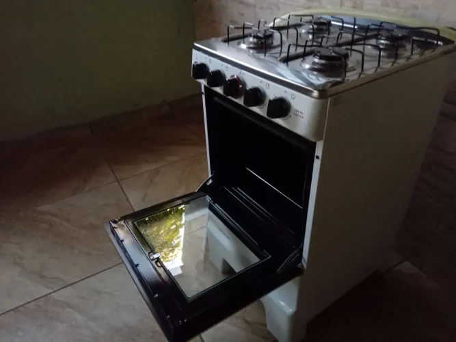 Fogão 4 bocas novinho.