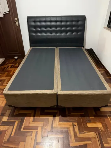 Cama queen e cabeceira de corino estofada