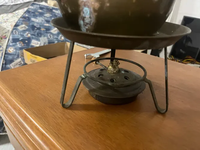 fondue vintage com uma panela de metal