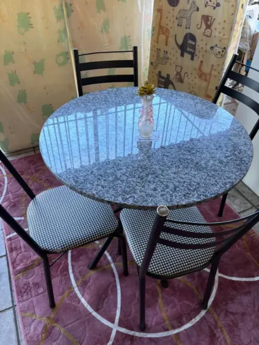 MESA COM 4 CADEIRAS DE VIDRO OU MARMORE NOVAS POR 530,00 CADA APENAS DINHEIRO 