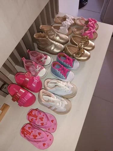 9 PARES DE SAPATINHOS, INCLUINDO MELISSA ORIGINAL E TEDDY BOOM!!!