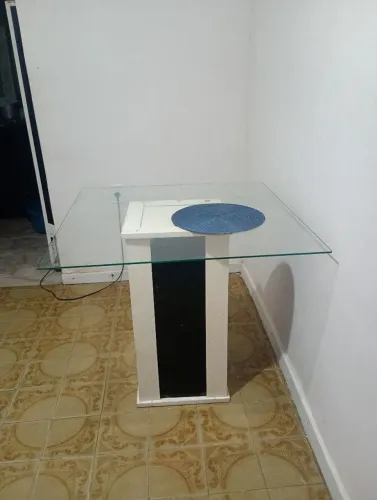 Vendo mesa sem cadeira