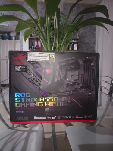 Vendo nova na caixa zero nova Asus ROG Strix B550-F Gaming WIFI II,