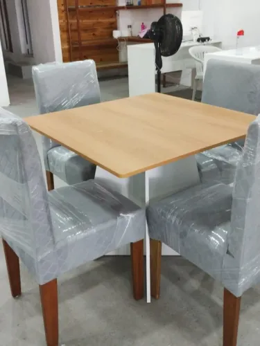 Mês de jantar com 4 cadeiras peça ja