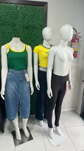 Manequins e arara