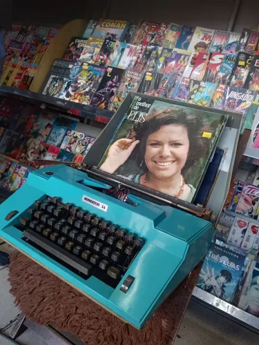 Máquina de escrever vintage cool