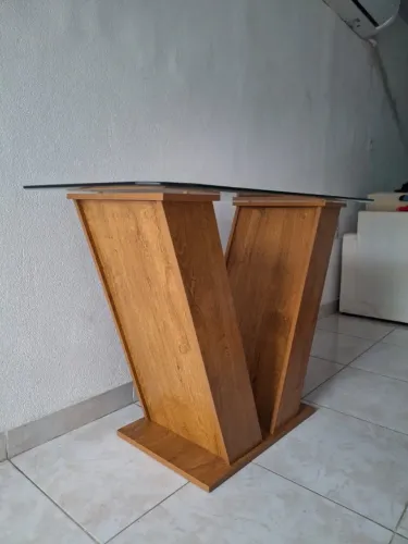 Mesa de vidro com base de madeira
