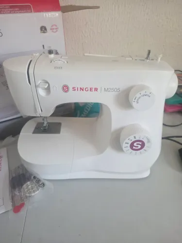 Máquina de Costura Portátil Singer M2505. Nova, usada 1 vez apenas para teste. 