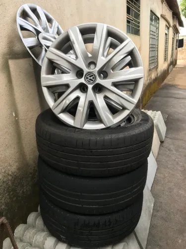 Rodas 15 fox Ferro com 03 pneus e calotas + dois pneus Goodyear 205/55R16