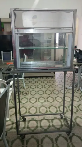 Vitrine com carrinho para exposição de salgados e guloseimas