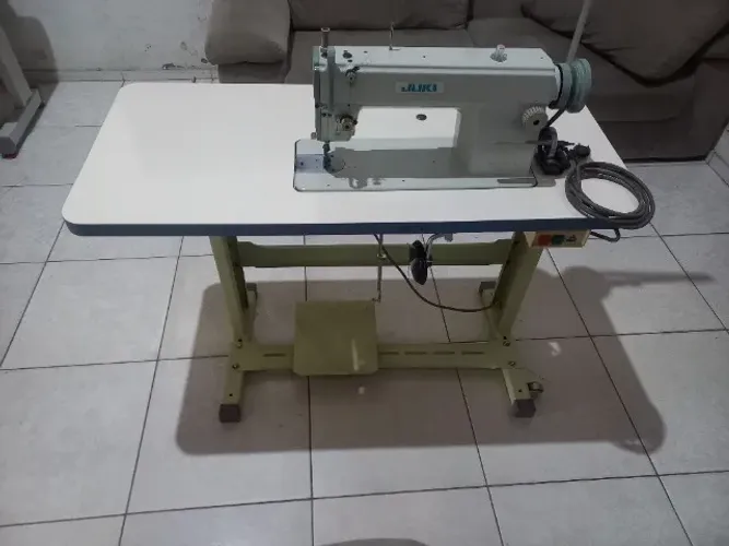 Maquina de costura reta juki