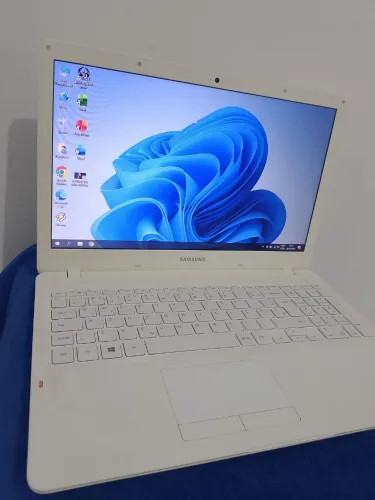 Notebook Samsung Core i3/Com 4GB de RAM/HD de 500GB/Windows 10/Tela de 15/Funcionando tudo