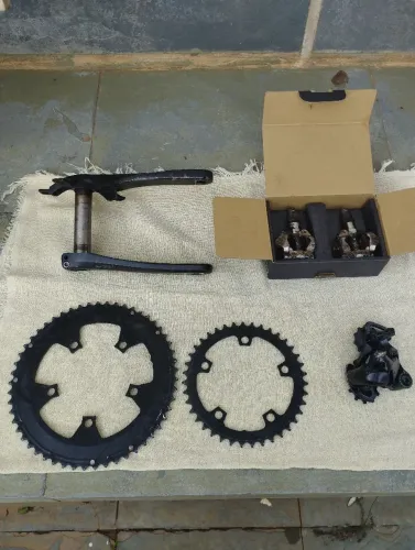Pé de vela Shimano 105/11V. Coroas 39/53(Câmbio traseiro Shimano 105/11V(Pedal Shimano 520