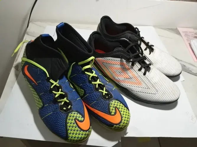 Chuteira Society. UMBRO  e Campo NIKE