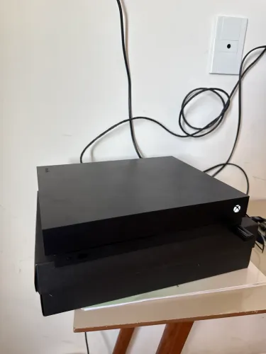 Vendo Xbox one X 1 TB, funcionando perfeitamente, 2 manetes