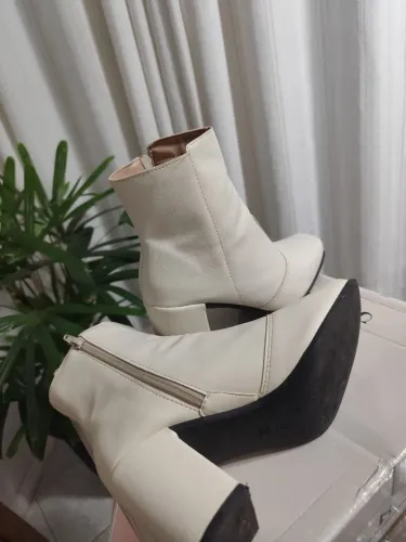Bota branca 37