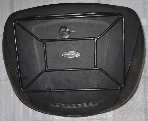 - Bauleto 47L Givi Monolock Simply, com Suporte Elevado (possibilidade de 2 capacetes)