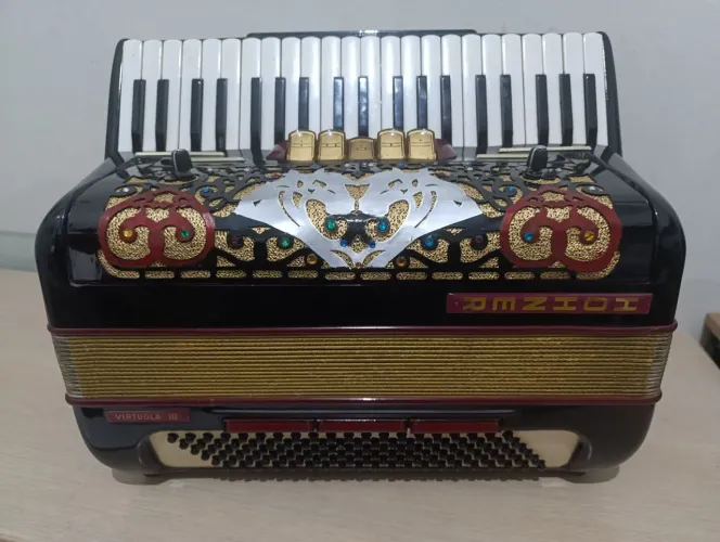 Acordeon hohner virtuolla lll 120 baixos, terça de voz, desmanche lateral, captação prof