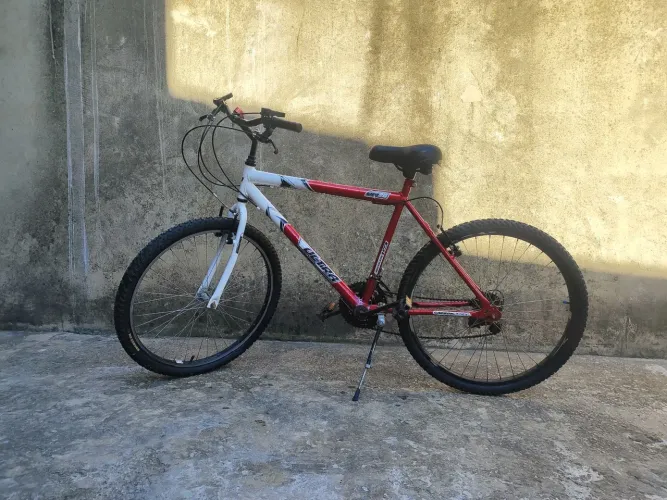 Bicicleta Masculina Ultra Bikes Bike Aro 26, 18 marchas - vermelho/branco<br>