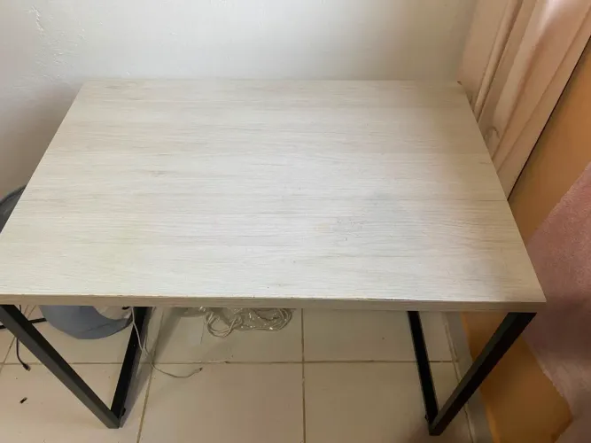 Mesa de estudos estrutura em Metalon tampo em MDP