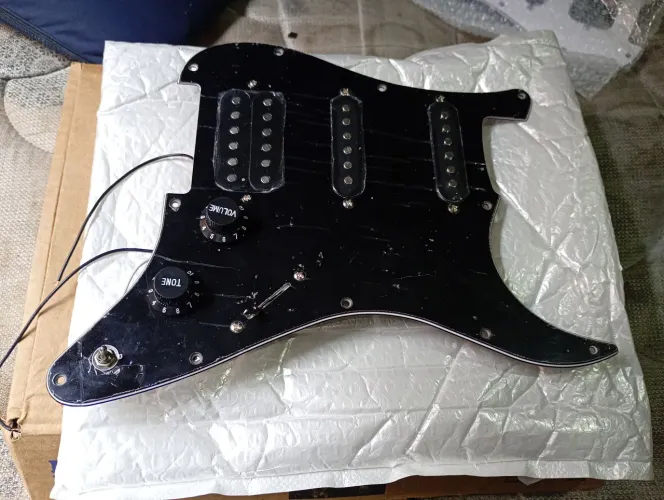 Escudo Irin HSS de Stratocaster c blend e treble Bleed excelente 