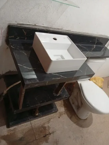 Bancada de banheiro de porcelanato com prateleira 
