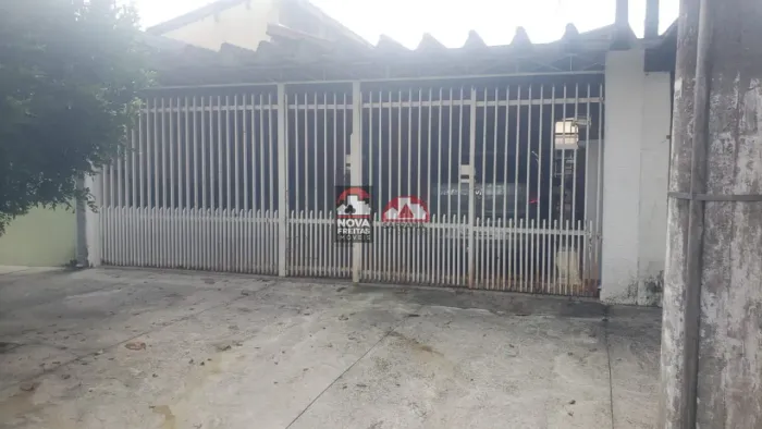 Casa com edícula à Venda no Parque Industrial em SJC