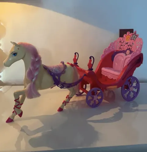 carruagem com cavalo do filme barbie - a princesa & a pop star