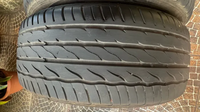Par de pneus seminovo 205/55 R17