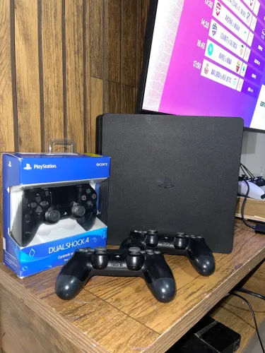 PlayStation 4 slim 