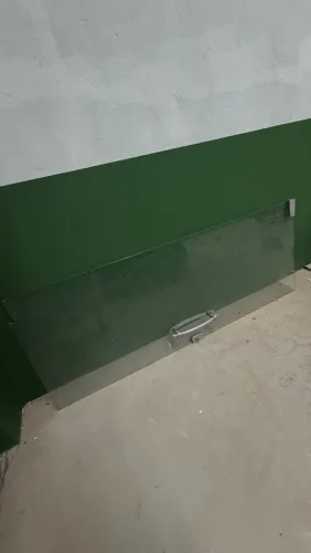 Porta de vidro com kit de fechadura