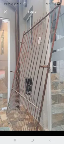 Vendo um portao de ferro usado em bom estado proto pra se estalado medida 2 m de comprim