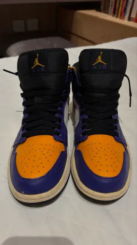 Tênis Nike Air Jordan 1 Mid Lakers Roxo, Laranja E Branco
