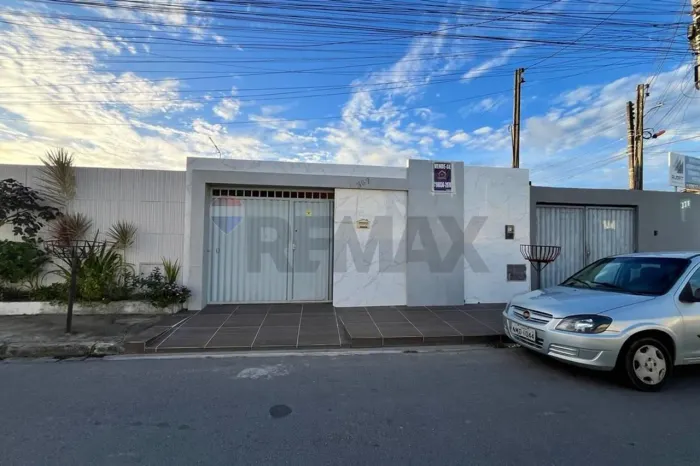 VENDO CASA DE 2 QUARTOS NO JARDIM ROYAL FINANCIADA