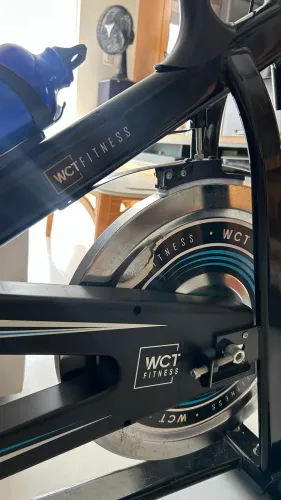 Bicicleta ergométrica WCT para spinning preta